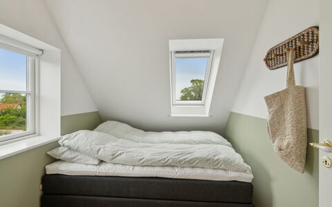 Hermine - 250M from the Sea: Habitación, Suelo, Piso, Madera, Cama, Diseño De Interiores, Lecho, Sábana, Linos, Marco De La Cama
