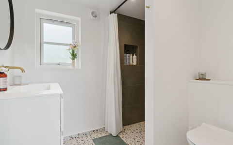 Hermine - 250M from the Sea: Piso, Baño, Pared, Suelo, Diseño De Interiores, Arreglo De Tubería, Baño, Techo, Asiento Del Baño, Plomería