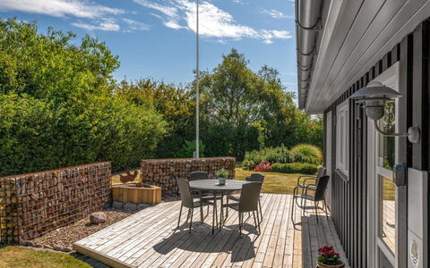 Anelise - 800M to the Fjord: Madera, Arbusto, Jardín, El Terreno Del Lote, Casa, Cubierta, Porche, Cobertura Del Suelo, Patio Interior, Madera Dura