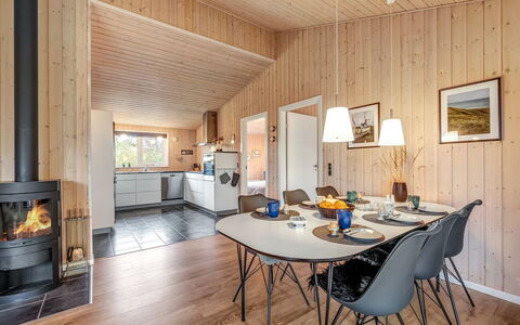Anelise - 800M to the Fjord: Madera, Diseño De Interiores, Piso, Techo, Suelo, Habitación, Mueble, Suelos De Madera, Madera Dura, Sala
