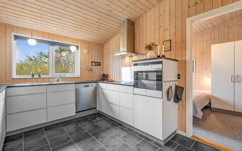 Anelise - 800M to the Fjord: Cocina, Madera, Piso, Aparato De Cocina, Electrodoméstico, Mostrador, Techo, Diseño De Interiores, Suelo, Gabinetes