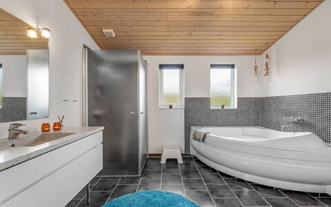 Anelise - 800M to the Fjord: Piso, Diseño De Interiores, Arreglo De Tubería, Techo, Suelo, Lavabo, Plomería, Grifo, Baño, Casa