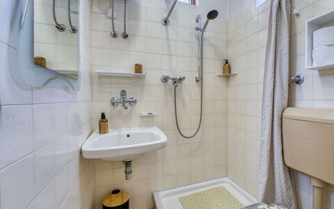 Banina: Baño, Lavabo Del Baño, Asiento Del Baño, Arreglo De Tubería, Baño, Lavabo, Piso, Diseño De Interiores, Suelo, Grifo