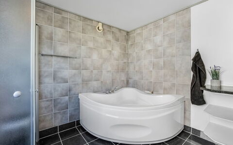 Paale - 208M from the Sea: Piso, Suelo, Diseño De Interiores, Arreglo De Tubería, Techo, Loseta, Baño, Bañera, Habitación