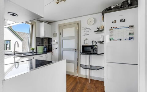 Paale - 208M from the Sea: Aparato De Cocina, Diseño De Interiores, Electrodoméstico, Cocina, Piso, Mueble, Gabinetes, Mostrador, Electrodoméstico, Techo