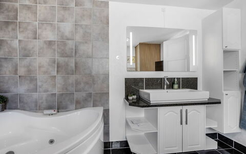 Paale - 208M from the Sea: Diseño De Interiores, Arreglo De Tubería, Piso, Baño, Suelo, Lavabo, Grifo, Techo, Mostrador, Plomería