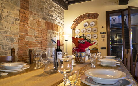 Country Historical House Lucca: Mueble, Diseño De Interiores, Pared, Madera, Techo, Mesa, Comedor, Silla, Piso, Cocina Y Comedor Mesa