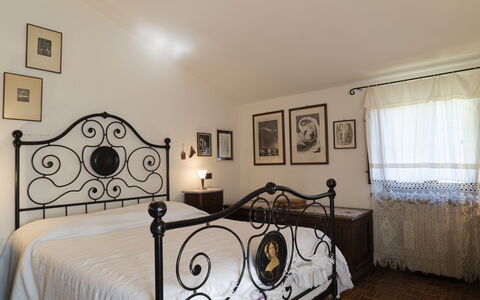 Country Historical House Lucca: Cama, Mueble, Habitación, Diseño De Interiores, Piso, Lecho, Suelo, Sábana, Techo, Linos