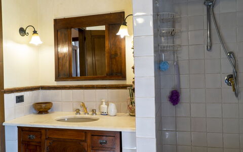 Country Historical House Lucca: Lavabo Del Baño, Diseño De Interiores, Pared, Arreglo De Tubería, Espejo, Baño, Lavabo, Piso, Grifo, Suelo