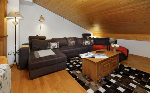 Mon Abri B: Diseño De Interiores, Mueble, Madera, Piso, Sofá, Techo, Suelo, Sala, Habitación, Casa