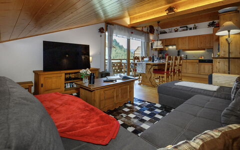 Mon Abri B: Mueble, Diseño De Interiores, Sofá, Piso, Techo, Madera, Televisión, Sala, Habitación, Suelo