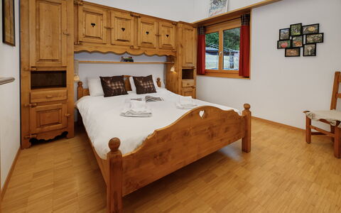 Mon Abri B: Mueble, Cama, Habitación, Madera, Diseño De Interiores, Sábana, Lecho, Piso, Habitación, Suelo