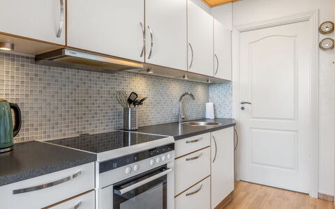 Kjera - 2.4Km from the Sea: Cocina, Mostrador, Aparato De Cocina, Gabinetes, Electrodoméstico, Piso, Madera, Diseño De Interiores, Lavabo, Arreglo De Tubería
