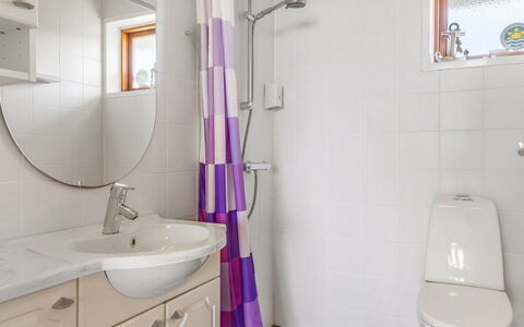 Kjera - 2.4Km from the Sea: Baño, Arreglo De Tubería, Piso, Diseño De Interiores, Suelo, Lavabo Del Baño, Lavabo, Baño, Grifo, Asiento Del Baño