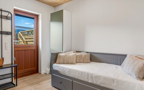 Kjera - 2.4Km from the Sea: Mueble, Diseño De Interiores, Piso, Suelo, Madera, Cama, Habitación, Habitación, Techo, Encendiendo