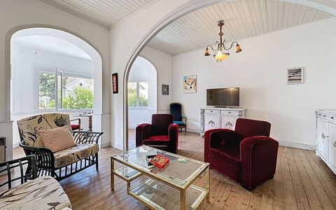 Les Mouettes: Mueble, Diseño De Interiores, Piso, Suelo, Techo, Sofá, Sala, Habitación, Casa, Encendiendo