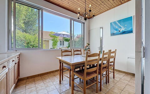 Les Mouettes: Mueble, Piso, Suelo, Diseño De Interiores, Madera, Techo, Cocina Y Comedor Mesa, Comedor, Silla, Mesa