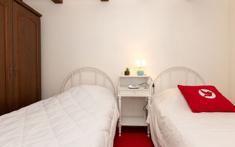 Les Jardins: Cama, Mueble, Lecho, Habitación, Sábana, Pared, Diseño De Interiores, Suelo, Linos, Madera