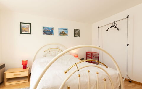 Les Jardins: Cama, Mueble, Habitación, Diseño De Interiores, Pared, Madera, Suelo, Piso, Lecho, Sábana
