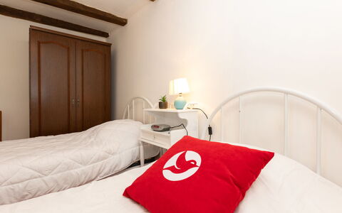 Les Jardins: Cama, Habitación, Lecho, Sábana, Madera, Linos, Suelo, Mueble, Diseño De Interiores, Textil