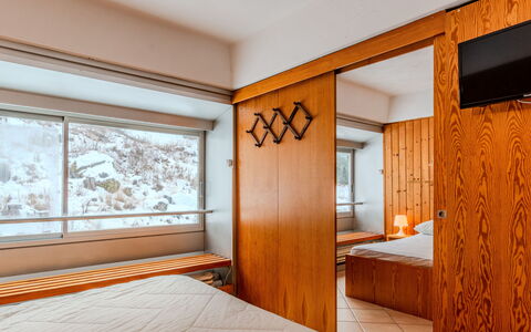 Tra le Piste: Diseño De Interiores, Piso, Suelo, Madera, Techo, Mueble, Habitación, Cama, Habitación, Departamento