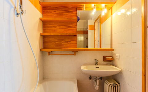 Tra le Piste: Lavabo Del Baño, Pared, Arreglo De Tubería, Piso, Madera, Baño, Diseño De Interiores, Suelo, Lavabo, Grifo