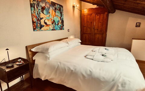 Appartamento Del Mercato: Pared, Madera, Diseño De Interiores, Habitación, Cama, Suelo, Piso, Sábana, Techo, Marrón