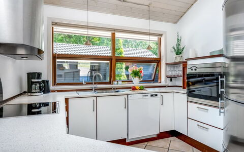 Lillebror - 12Km from the Sea: Cocina, Mostrador, Diseño De Interiores, Aparato De Cocina, Piso, Madera, Techo, Gabinetes, Electrodoméstico, Suelo