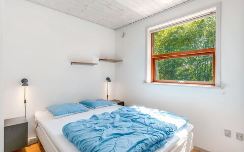 Lillebror - 12Km from the Sea: Diseño De Interiores, Habitación, Pared, Cama, Piso, Madera, Techo, Suelo, Habitación, Mueble