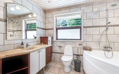 Lillebror - 12Km from the Sea: Arreglo De Tubería, Baño, Piso, Diseño De Interiores, Suelo, Lavabo, Mueble De Baño, Techo, Baño, Plomería