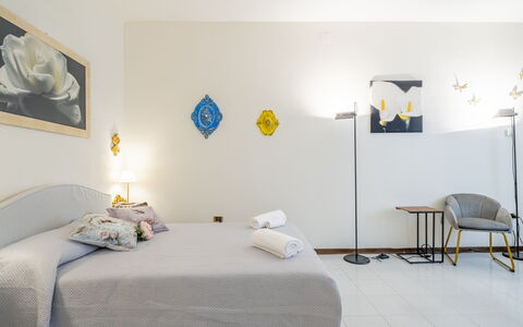 Casa Gioia In Lucca: Mueble, Diseño De Interiores, Cama, Pared, Habitación, Suelo, Piso, Sábana, Madera, Lecho