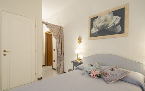 Casa Gioia In Lucca: Mueble, Diseño De Interiores, Pared, Habitación, Madera, Cama, Suelo, Habitación, Techo, Piso