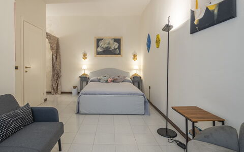 Casa Gioia In Lucca: Mueble, Diseño De Interiores, Pared, Suelo, Piso, Cama, Habitación, Techo, Habitación, Textil