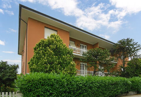 Butterfly Apartment In Lucca: Arbusto, Barrio Residencial, Cobertura, Jardín, Inmuebles, Césped, Yarda, Sombra, Paisajismo, Hacienda