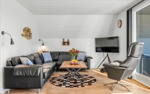 Hannele - 10Km from the Sea: Mueble, Sofá, Diseño De Interiores, Piso, Madera, Sala, Techo, Suelo, Casa, Encendiendo