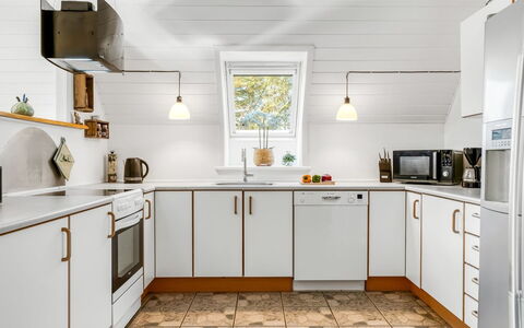 Hannele - 10Km from the Sea: Piso, Cocina, Diseño De Interiores, Madera, Electrodoméstico, Techo, Aparato De Cocina, Mostrador, Suelo, Encendiendo