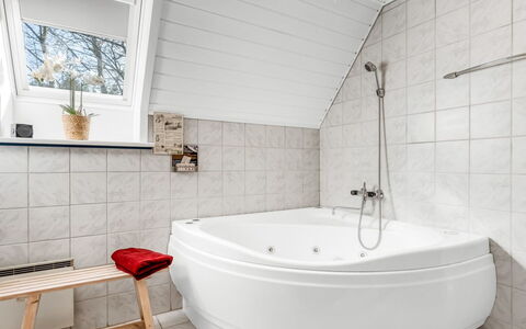 Hannele - 10Km from the Sea: Piso, Suelo, Diseño De Interiores, Arreglo De Tubería, Bañera, Plomería, Techo, Habitación, Baño, Grifo