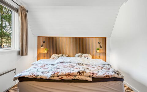 Hannele - 10Km from the Sea: Mueble, Diseño De Interiores, Habitación, Madera, Cama, Piso, Suelo, Techo, Textil, Lecho