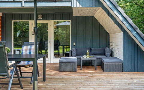 Hannele - 10Km from the Sea: Madera, Mueble, Silla, Mueble Para Exteriores, Porche, Cubierta, Madera Dura, Tablón, Sombra, Cabaña