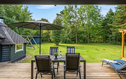 Hannele - 10Km from the Sea: Mueble, Madera, Silla, Mesa, Cocina Y Comedor Mesa, Mueble Para Exteriores, Sombra, Mesa Al Aire Libre, Porche, El Terreno Del Lote