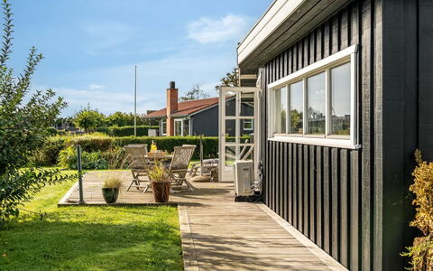 Thit - 90M from the Sea: Cabaña, Patio Interior, Yarda, Edificios Del Jardín, Cobertizo, Vía Muerta, Mueble Para Exteriores, Cuarto De Troncos, Estructura Al Aire Libre, Choza