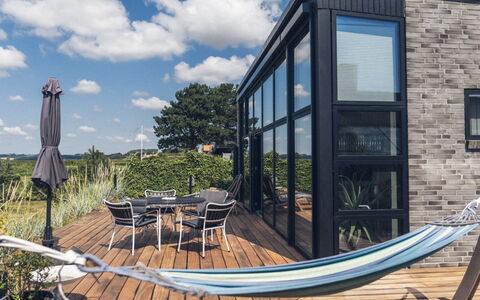 Bondi - 75M from the Sea: Hierba, Pradera, El Terreno Del Lote, Cabaña, Área Rural, Prado, Edificios Del Jardín, Jardín, Cobertizo