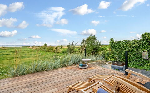 Bondi - 75M from the Sea: Hierba, Pradera, El Terreno Del Lote, Cabaña, Área Rural, Prado, Edificios Del Jardín, Jardín, Cobertizo