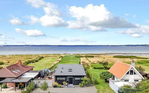Bondi - 75M from the Sea: Hierba, Pradera, El Terreno Del Lote, Cabaña, Área Rural, Prado, Edificios Del Jardín, Jardín, Cobertizo