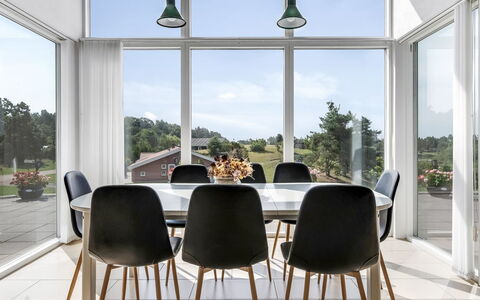 Jonce - 800M from the Sea: Mueble, Diseño De Interiores, Piso, Suelo, Madera, Silla, Techo, Cocina Y Comedor Mesa, Comedor, Mesa
