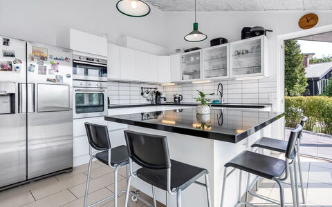 Jonce - 800M from the Sea: Cocina, Aparato De Cocina, Mueble, Mostrador, Diseño De Interiores, Piso, Electrodoméstico, Gabinetes, Techo, Suelo
