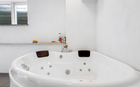 Jonce - 800M from the Sea: Bañera, Arreglo De Tubería, Diseño De Interiores, Piso, Baño, Suelo, Plomería, Habitación, Techo