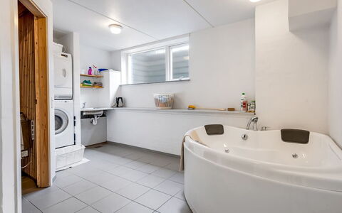 Jonce - 800M from the Sea: Piso, Arreglo De Tubería, Diseño De Interiores, Suelo, Bañera, Techo, Baño, Grifo, Plomería, Habitación