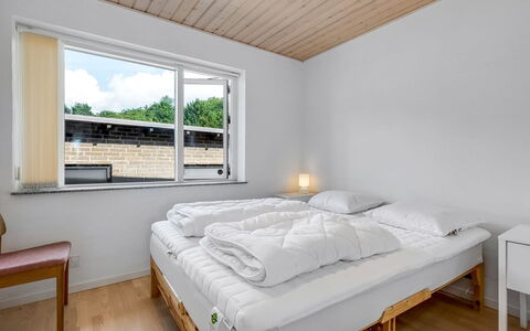 Jonce - 800M from the Sea: Madera, Habitación, Cama, Diseño De Interiores, Techo, Suelo, Piso, Lecho, Marco De La Cama, Habitación