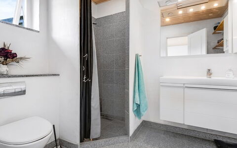 Jonce - 800M from the Sea: Arreglo De Tubería, Piso, Diseño De Interiores, Lavabo, Baño, Suelo, Grifo, Mueble De Baño, Lavabo Del Baño, Techo